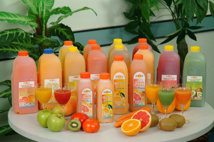 Горячая автоматическая машина для заполнения стеклянных бутылок Маленькая машина для заполнения соков