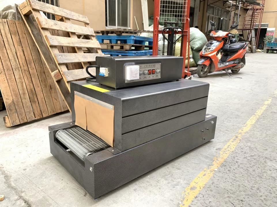 Горячая продажа Маленькая пластиковая пленка Тепловая туннель Сжимается режущая упаковочная машина для бутылки/коробки Легко работать