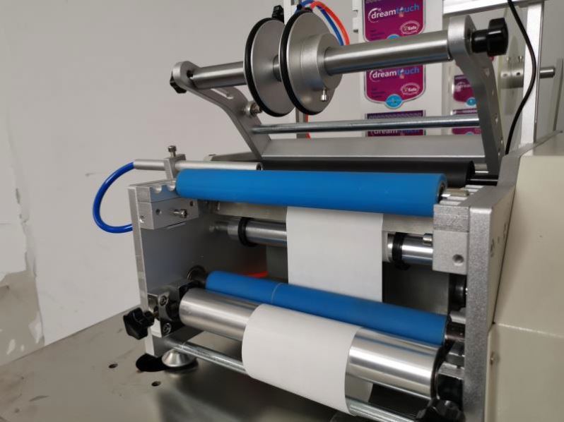 Машина для этикетирования круглых пластиковых бутылок с водой, настольная, двусторонняя, с счетчиком