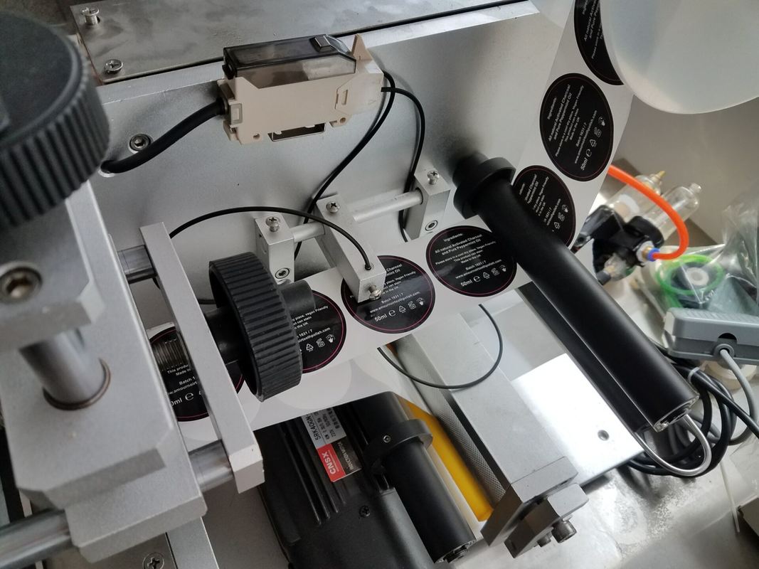 Высокоскоростная машина для этикетирования плоских поверхностей, аппликатор этикеток для квадратных бутылок, коробок, косметических контейнеров