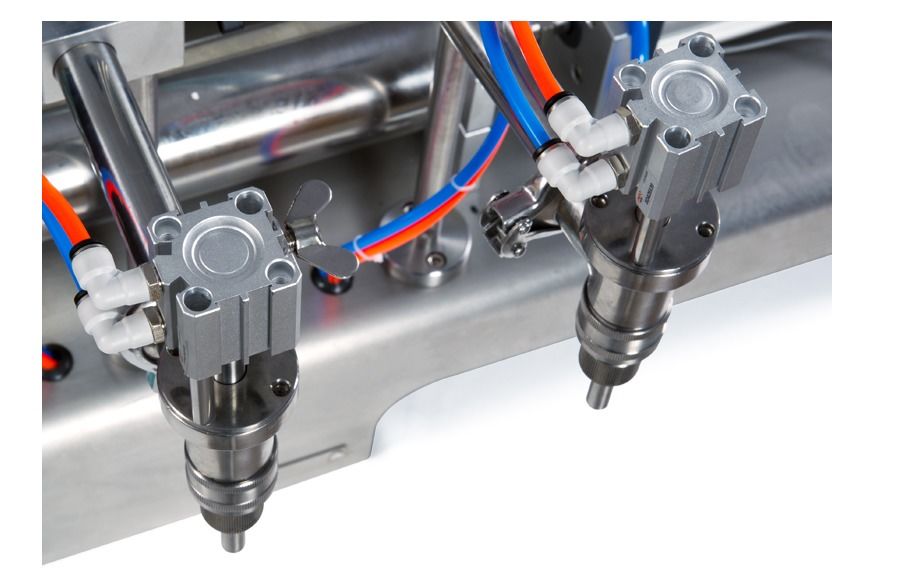 Высокоточная поршневая машина с двойными соплами для заполнения жидкости для безалкогольных напитков/машина для заполнения воды