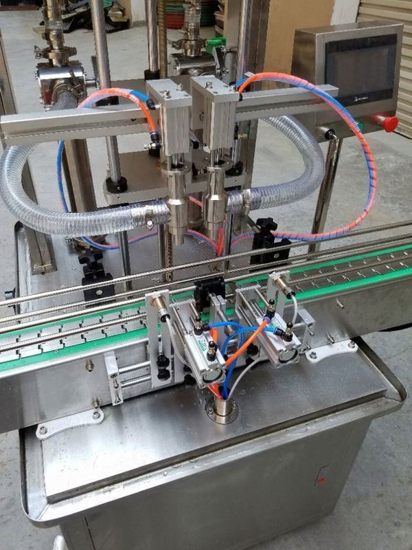 Автоматическая вертикальная машина для наполнения косметических паст в бутылки с 4 головками и подающим насосом